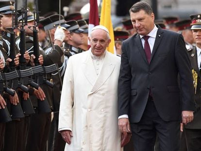 El papa Francisco, con el presidente de Letonia, Raimonds Vejonis, en Riga.