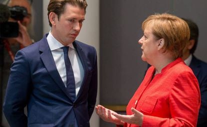 Los cancilleres de Austria, Sebastizan Kurz, y Alemania, Angela Merkel, el viernes en Bruselas en la cumbre de líderes de la UE.