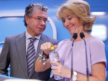 Francisco Granados y Esperanza Aguirre, durante un acto del PP de Madrid en 2011.