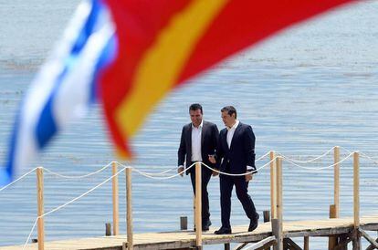 Tsipras (derecha) y Zaev, este domingo en la ribera macedonia del lago Prespa.
