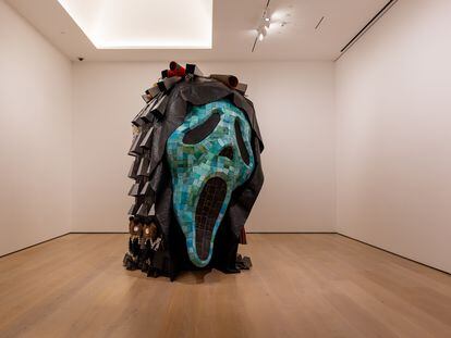 La escultura Inertia-Warn the Animals (2023), del artista Ishi Glisnky, forma parte de la exposición 'Made in L.A.'.