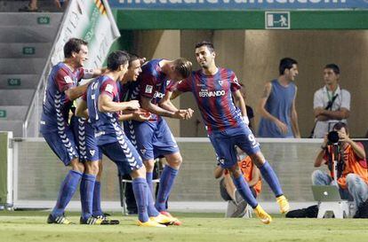 Jugadores del Eibar celebran el gol de Albentosa en el campo del Elche.