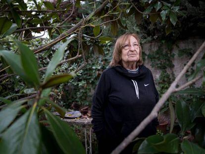 Marta Pessarrodona, poeta, narradora i crítica literària al jardí de casa seva a Valldoreix.​