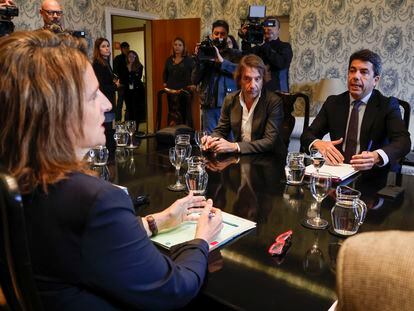 La ministra de Transición Ecológica y Reto Demográfico, Teresa Ribera (en primer término), se ha reunido con el presidente de la Generalitat Valenciana, Carlos Mazón (al fondo, a la derecha), este lunes en Madrid.