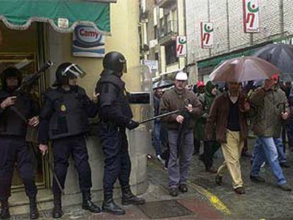 La policía vigila el paso de los mineros durante la protesta convocada ayer en Huelva.