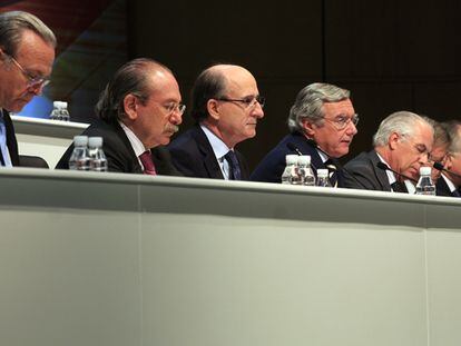De izquierda a derecha, Isidro Fainé (La Caixa), Luis del Rivero (Sacyr) y Antonio Brufau (Repsol), en una junta de accionistas de Repsol.