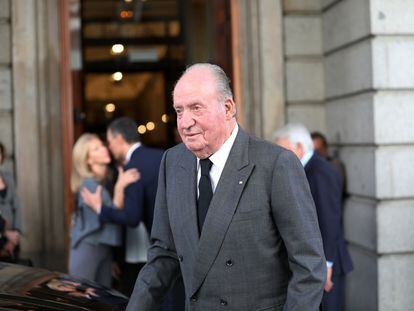El rey emérito, Don Juan Carlos I, en la capilla ardiente para despedir a Alfredo Pérez Rubalcaba en el Congreso de los Diputados en 2019.