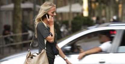 Una joven hablando por tel&eacute;fono, en Barcelona.