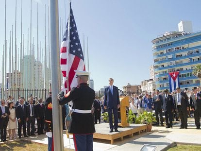Kerry asiste al izado de la bandera de EE UU.