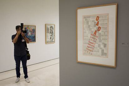 Obra de Marcel Duchamp en la exposición temporal del Museo Carmen Thyssen de Málaga 'Carteles de artista. De Toulouse-Lautrec a Jeff Koons'.