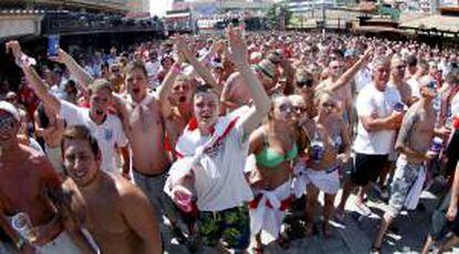 Turistas británicos, en Magaluf (Calvià), observan el partido de su selección frente a Alemania correspondiente a los octavos de final del Mundial de Sudáfrica 2010. EFE/Archivo