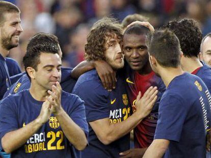 Los jugadores del Barça despiden a Abidal en el Camp Nou.