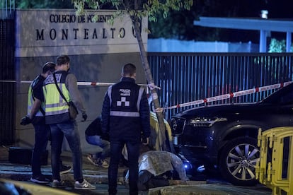 Policías municipales inspeccionaban el pasado jueves el lugar donde murió atropellada una niña de nueve años en la puerta del Colegio Montealto.