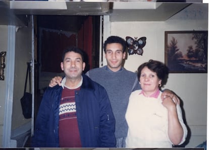 Mabrouk y Aicha Soualem con su hijo Zinedine, en el centro, en una foto de archivo de la familia.