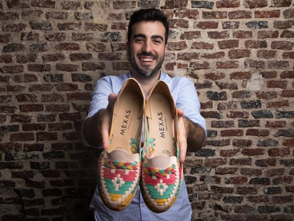 Borja Fernandez Zurrón, cofundador de Mexas, posa con sus huaraches en el bar Ostras Pedrín de Madrid.