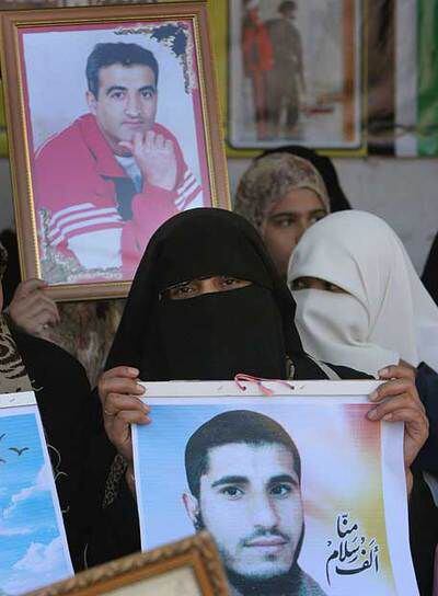 Mujeres exigen la liberación de presos palestinos ayer en Gaza.