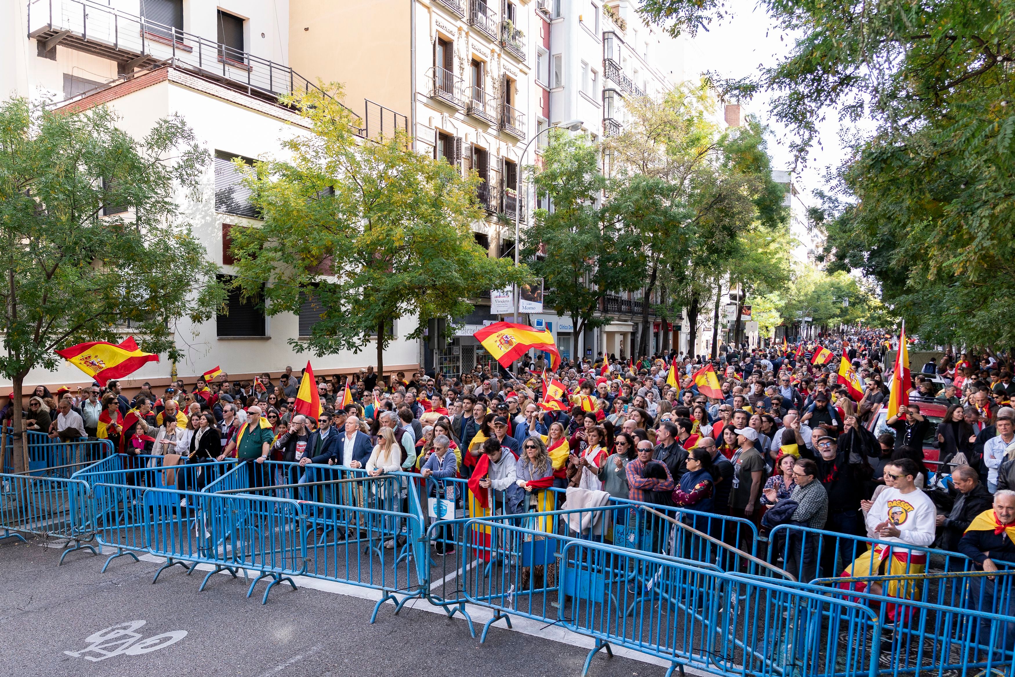 Ultras e insultos a Sánchez en la concentración frente a la sede del PSOE en Ferraz