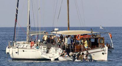 Activistas propalestinos embarcan en la flotilla el viernes en Creta.