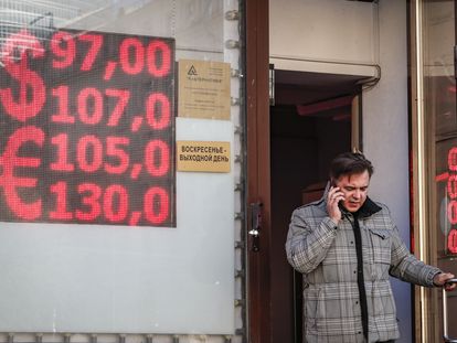 Un hombre sale de una casa de cambio en Moscú, este miércoles.