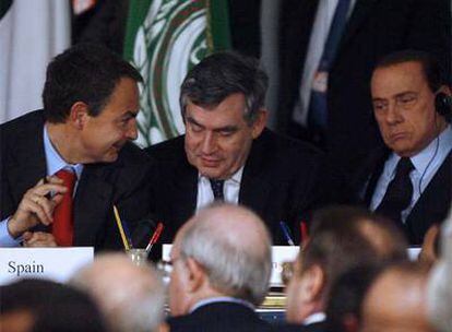 José Luis Rodríguez Zapatero, Gordon Brown y Silvio Berlusconi, durante la cumbre sobre Gaza celebrada en enero pasado.
