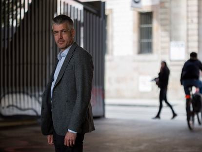 El periodista Alec MacGillis, autor del libro 'Estados Unidos de Amazon', posa en la Facultad de Historia de la Universitat de Barcelona, el 6 de abril.