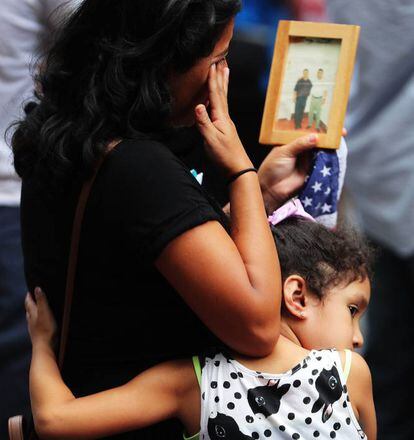 Una madre, abrazada por su hija, llora en memoria de los familiares perdidos en los ataques terroristas del 11 de septiembre de 2001, en Nueva York (Estados Unidos).