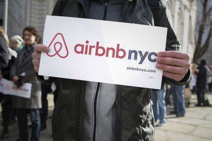 Carteles en apoyo a Airbnb
