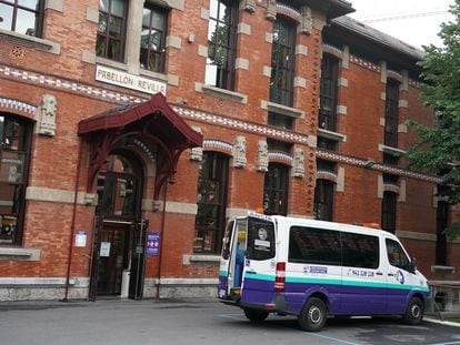 Hospital de Basurto (Bilbao), donde se ha detectado un brote de covid-19, este martes.