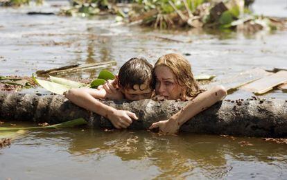 Tom Holland y Naomi Watts, en una escena de 'Lo imposible', de Juan Antonio Bayona.