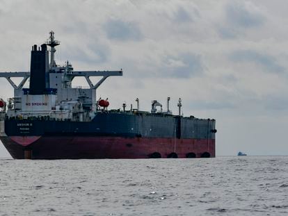 Un carguero con crudo ruso frente a las costas de Ceuta (España), el 5 de marzo.