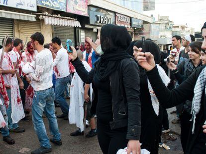 Un grupo de chicas fotograf&iacute;an a participantes en el d&iacute;a de Ashura.