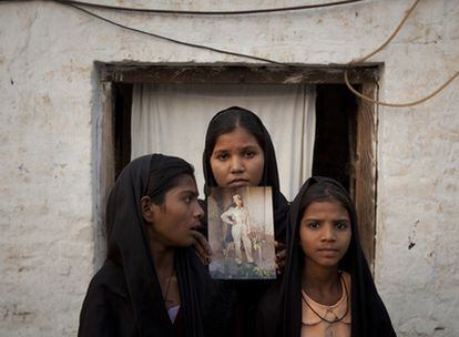 Las hijas de Asia Bibi, cristiana paquistaní sentenciada a muerte por blasfemia.