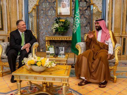 Mike Pompeo y el príncipe heredero de Arabia Saudí, Mohamed Bin Salmán, el miércoles en Yedda.