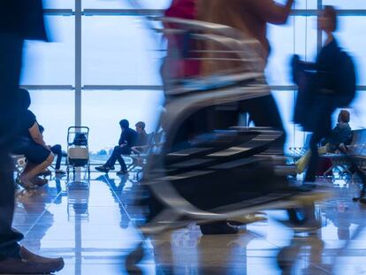 Pasajeros caminan por el aeropuerto de Barcelona-El Prat.