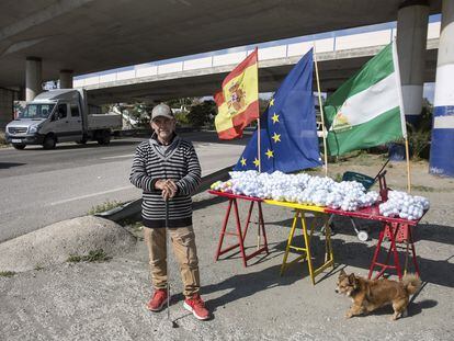 Juan Suarez vende pelotas de golf de segunda mano a las afueras de Marbella.