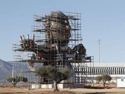 Escultura dedicada a Carlos Fabra que se construye en el aeropuerto de Castell&oacute;n. 