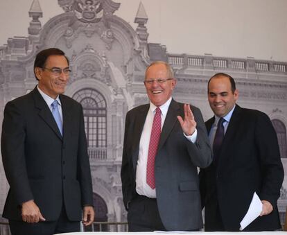 Pedro Pablo Kuczynski (al centro) tras anunciar el gabinete.