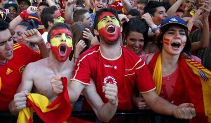 Seguidores españoles a las afueras del Bernabéu.