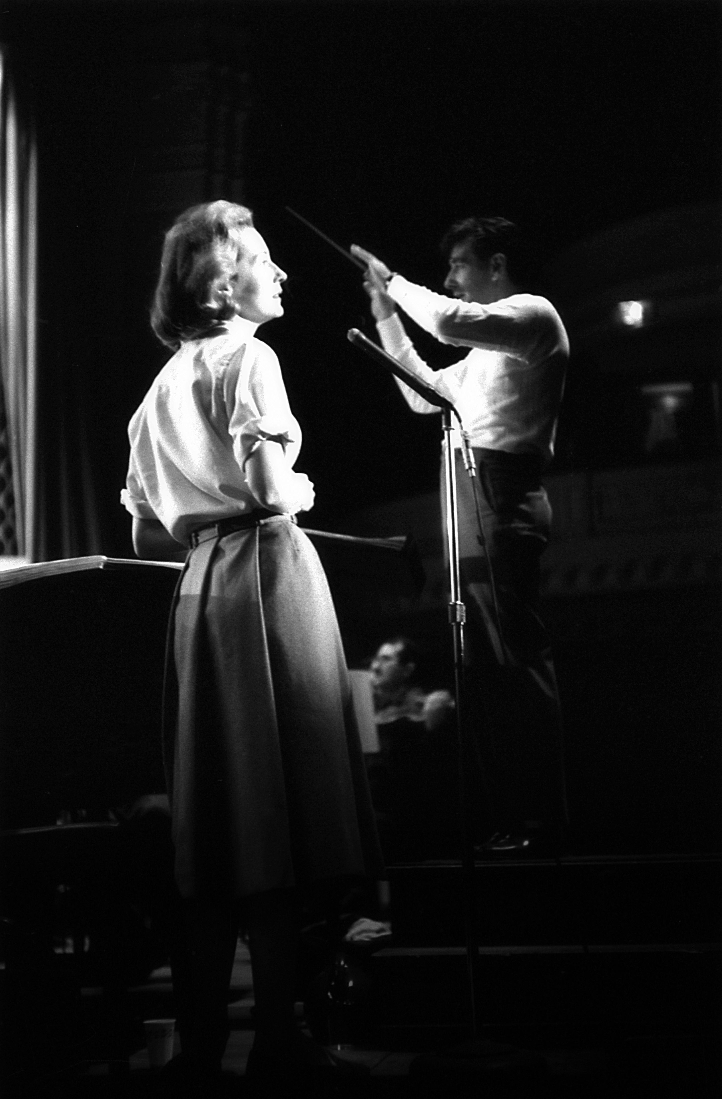 Bernstein ensaya ‘Juana de Arco en la hoguera’, de Honegger, con su esposa, Felicia Montealegre, en el Carnegie Hall, en abril de 1958.