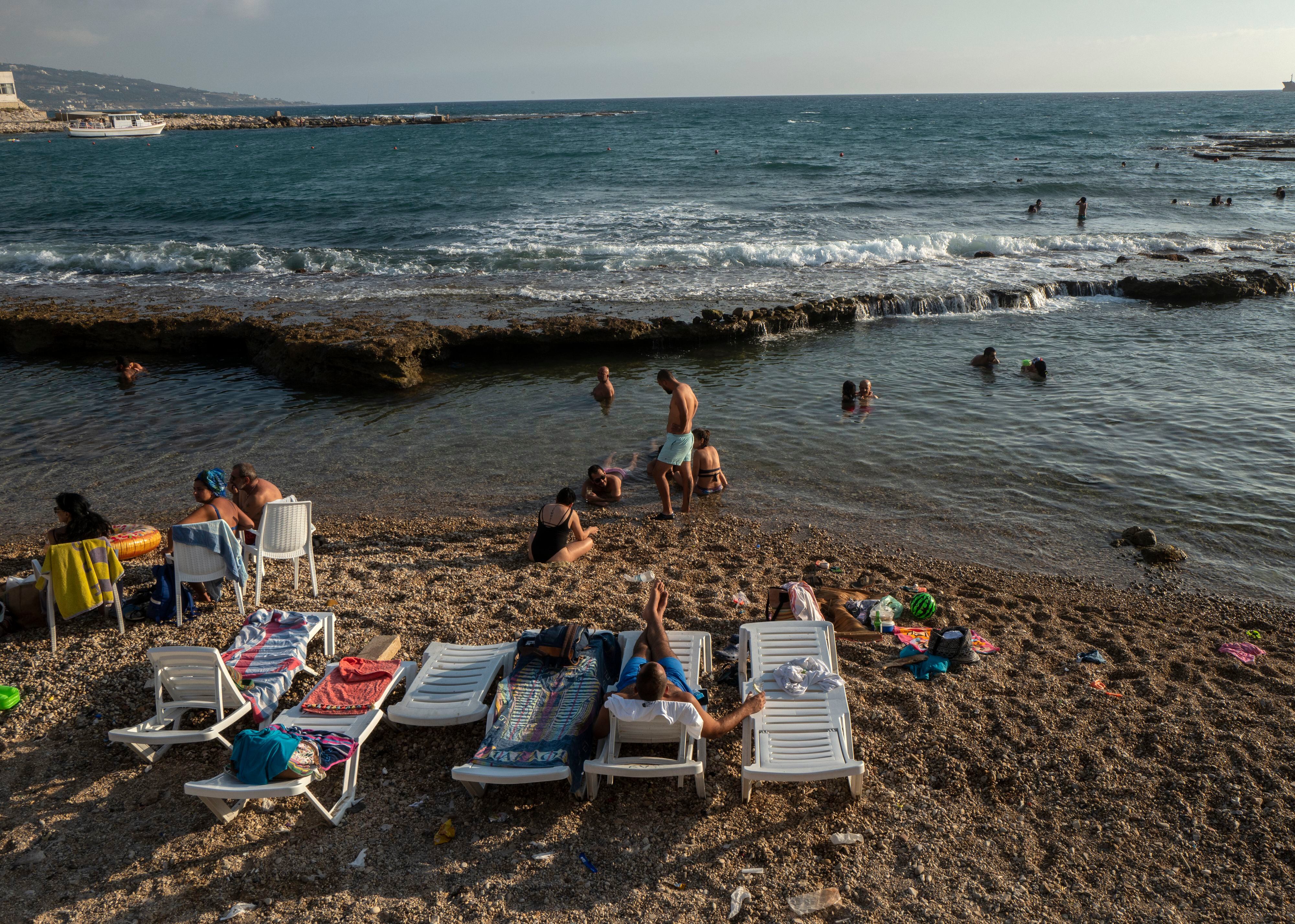 Bañistas en Batrún (Líbano), en el verano de 2021.