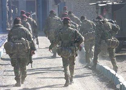Un pelotón de paracaidistas británicos patrulla las calles de Kabul, en Afganistán.