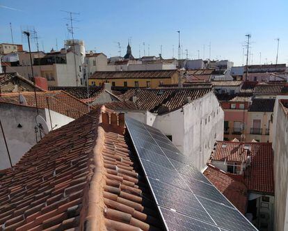 Paneles solares en Lavapiés, Madrid.