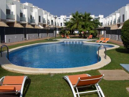 En el pequeño núcleo costero de Alcocebre, Castellón, se encuentra la promoción de Haya Real Estate de chalets adosados de cuatro plantas, compuestos por cuatro habitaciones, tres baños, garaje y trastero. Se localizan en el interior de una urbanización privada que dispone de piscina comunitaria, parque infantil y amplias zonas ajardinadas, en pleno centro de Alcocebre y próximo a la Playa del Moro, una de las cinco playas de gran calidad con las que cuenta esta zona costera. El precio de las viviendas de esta promoción asciende a los 179.472 euros.
