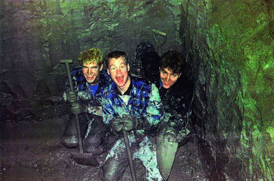 Los tres hermanos integrantes de la banda de famosos atracadores de bancos, tras abrir una cueva en su casa para custodiar el armamento robado al ejército sueco.