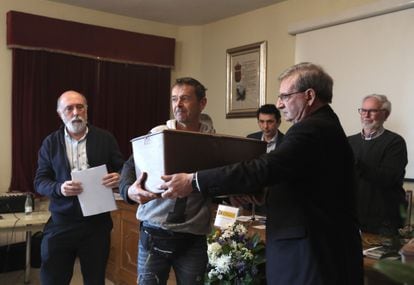 El secretario de Estado de Memoria Democrática, Fernando Martínez, entrega a sus familiares los restos de los tres fusilados del franquismo recuperados de dos fosas comunes.