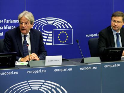 El comisario de Economía, Paolo Gentiloni (izquierda), junto al vicepresidente Valdis Dombrovskis.