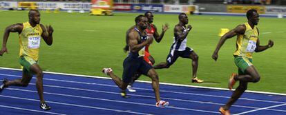 Arriba, Bolt entra en la meta por delante de Gay, segundo, y Powell, tercero. Abajo, celebra su triunfo y el nuevo récord del mundo
