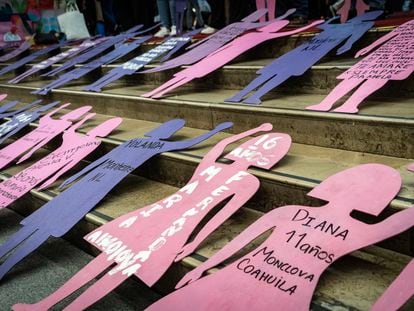 Familiares de desaparecidos y víctimas de feminicidio se manifestaron en la Feria Internacional del Libro de Guadalajara, el 1 de diciembre de 2022.