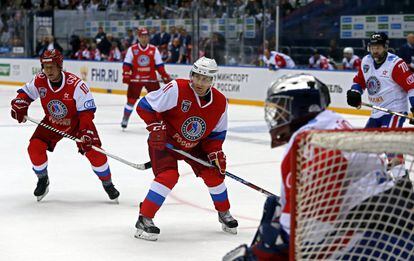 Putin, que lució el dorsal número 11 en el equipo 'Leyendas del Hockey', jugó en la delantera y se mostró muy activo e incluso llegó a perder el equilibrio en una ocasión.