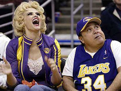 Los actores Anna Nicole Smith y Danny DeVito